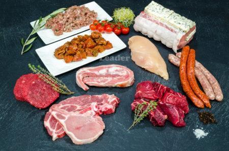 Assortiment "Complet" 45 personnes. Blanc de poulet, bœuf (mariné, haché, bourguignon), porc, farce à tomate, merguez, chipolatas