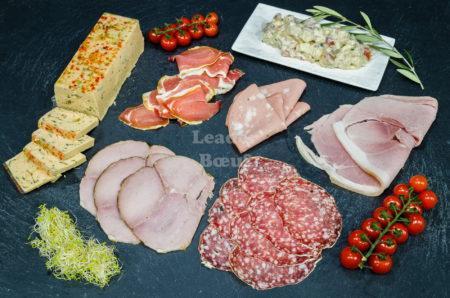 Assortiment "Buffet campagnard" 8 à 10 personnes. Terrine de saumon, terrine de lapin, piémontaise, chorizo, rosette, saucisson à l'ail, rôti cuit (porc et bœuf)